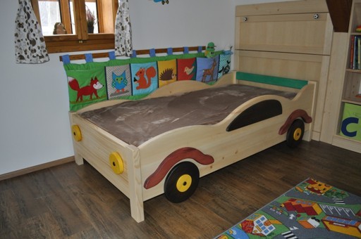 Dětská postel ve tvaru auta