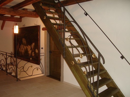 Samonosné schody, kované zábradlí