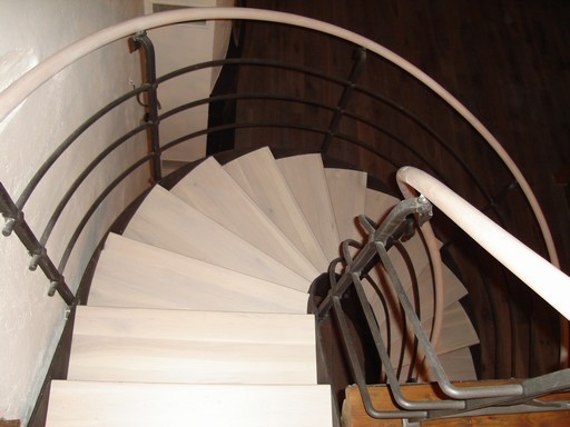 Dřevěné stupně na kovovém schodišti